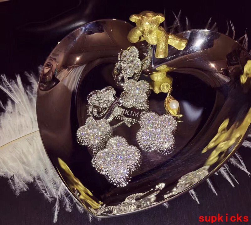 Front view of Van Cleef & Arpels unisex jewelry piece