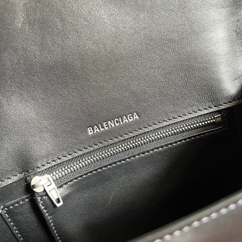 Side profile of signature everyday-luxe women's handbag – women's everyday handbag