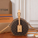  Versatile crossbody bag front view