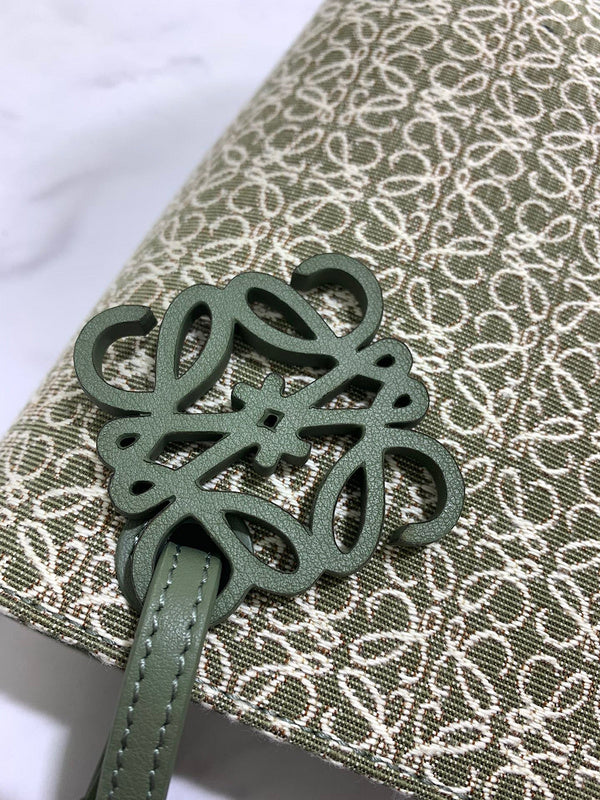 Ziva's Charm handbag – detail view (21cm*10cm*22cm)
