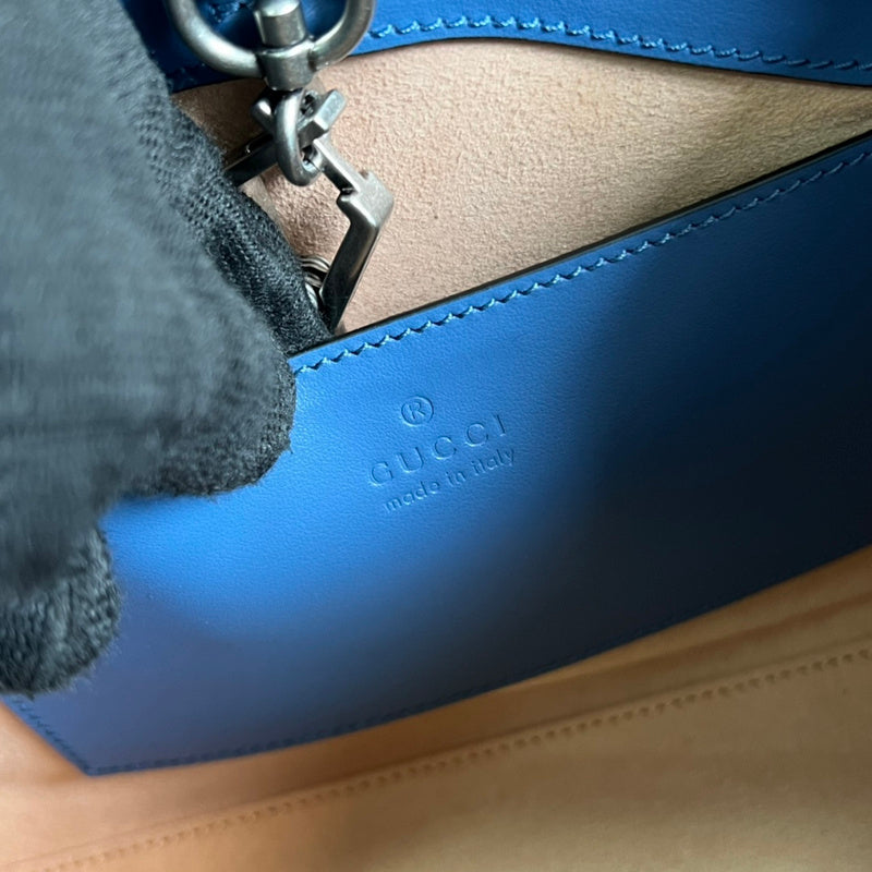 Side profile of modern chic women's handbag – women's luxury accessory