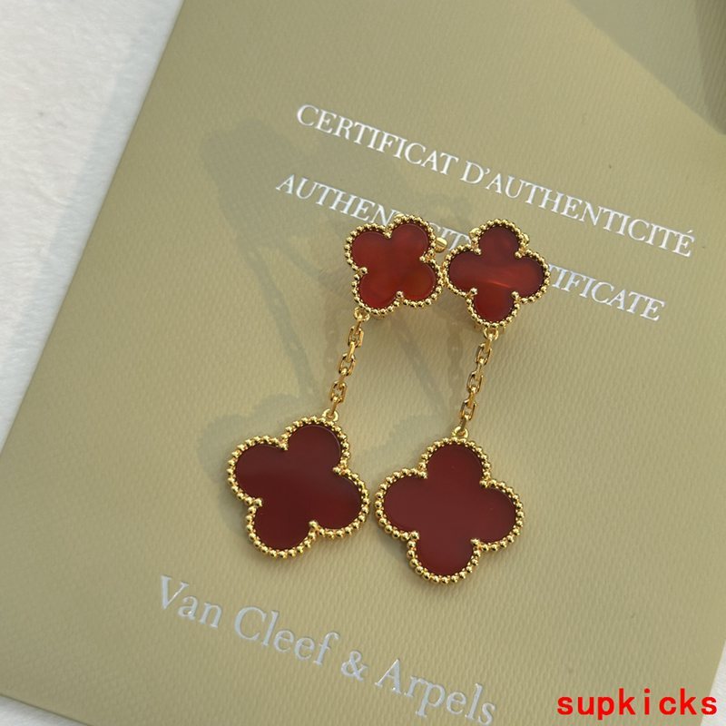 Side view of Van Cleef & Arpels unisex jewelry piece
