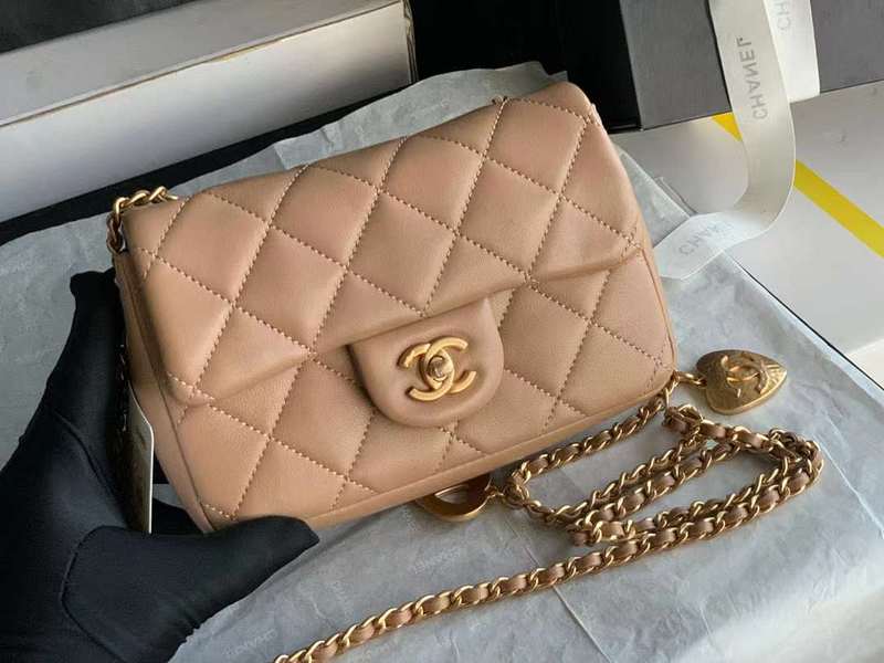 Zivas Charm Understated Luxury Everyday Handbag (Everyday Luxury Essential) – Detail View