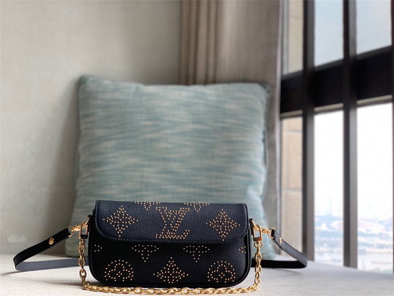  Refined crossbody bag carried on shoulder 10