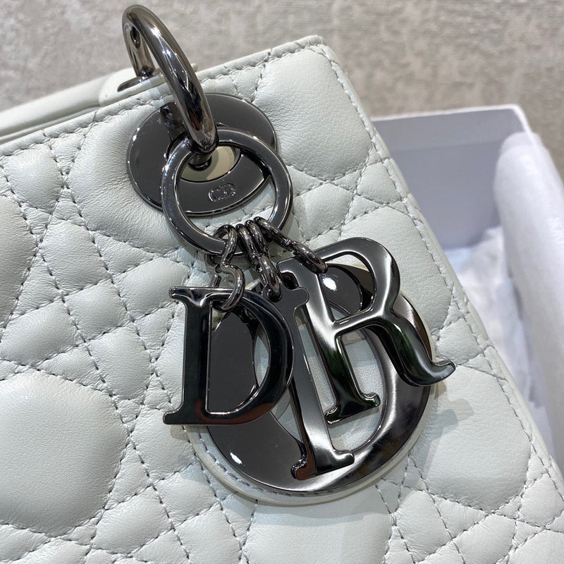 Handle and strap detail of everyday-luxe classic women's handbag – women's premium purse