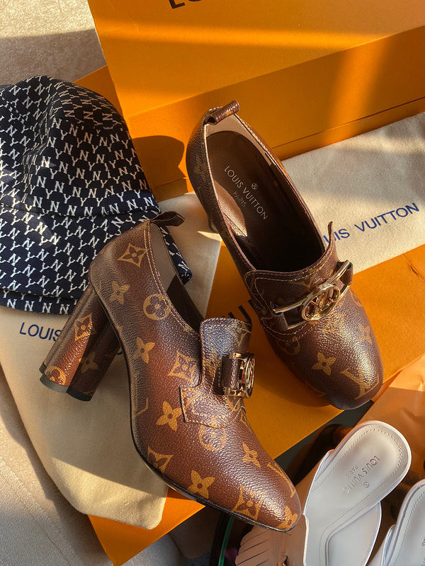 Front view of Louis Vuitton luxury piece style No.012