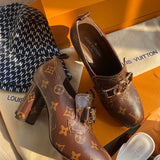 Front view of Louis Vuitton luxury piece style No.012