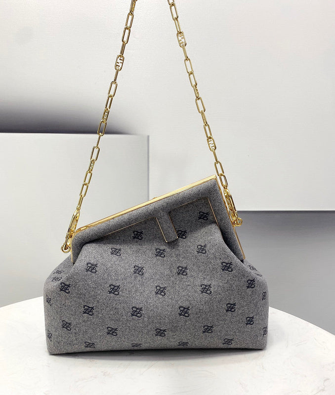 Ziva's Charm handbag – detail view (23cm*9.5cm*18cm)