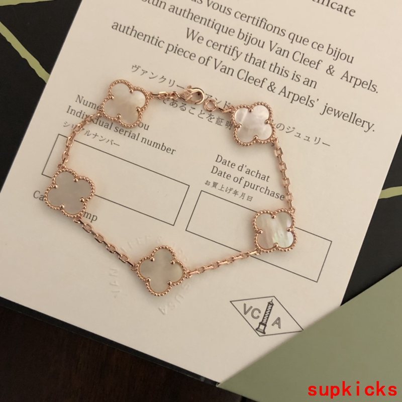 Side view of Van Cleef & Arpels unisex jewelry piece