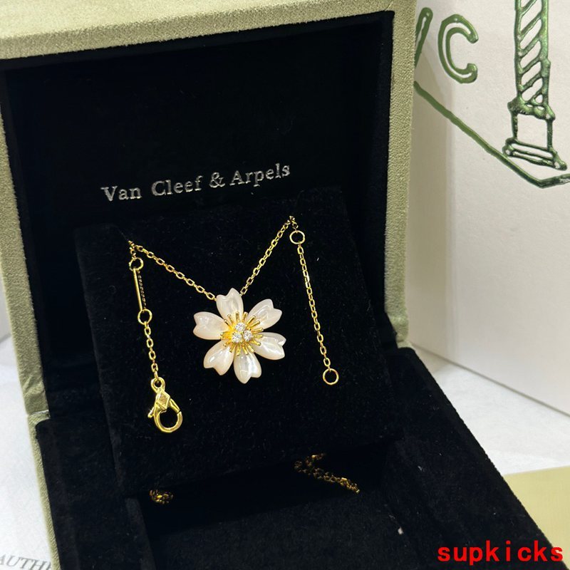 Front view of Van Cleef & Arpels unisex jewelry piece