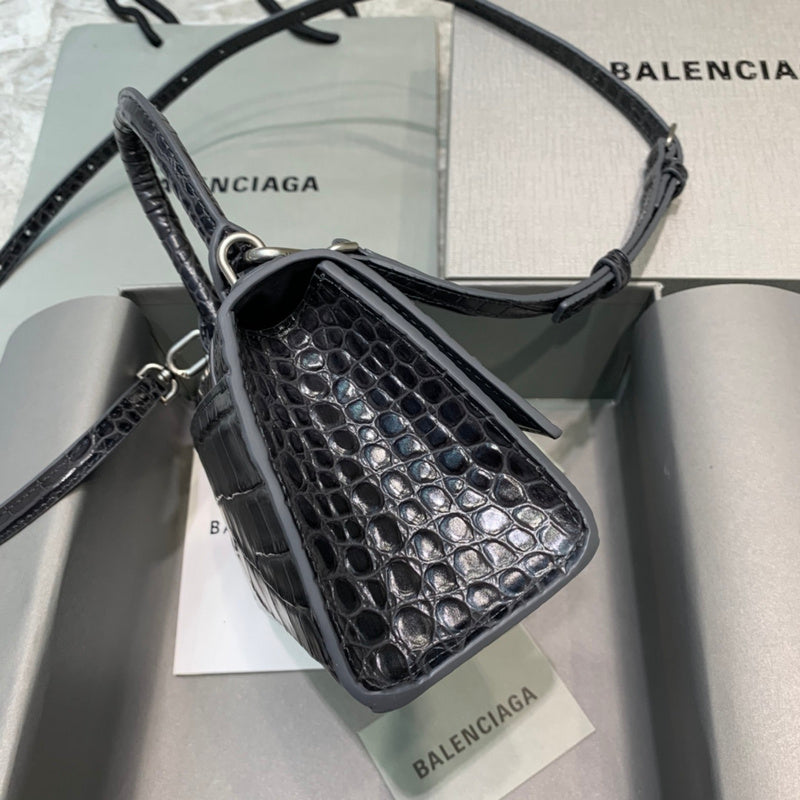Statement Premium PU Leather Handbag - Everyday Elegance | Women's Everyday Carry Handbag #581 - texture close-up (image 9) of designer-inspired handbag