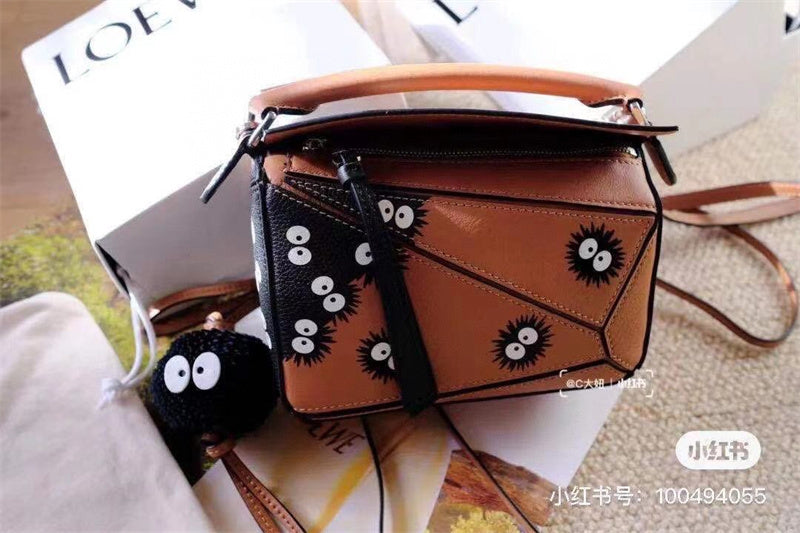 Ziva's Charm handbag – detail view (Standard Size)