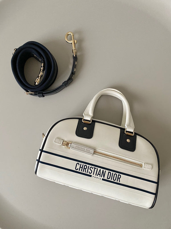 Side profile of signature everyday-luxe women's handbag – women's designer-style accessory