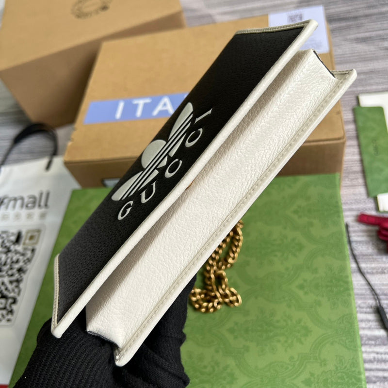 Handle and strap detail of polished refined women's handbag – women's everyday handbag