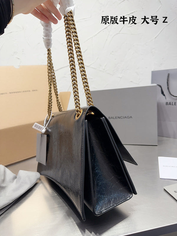 Ziva's Charm handbag – close-up view (one versatile size)