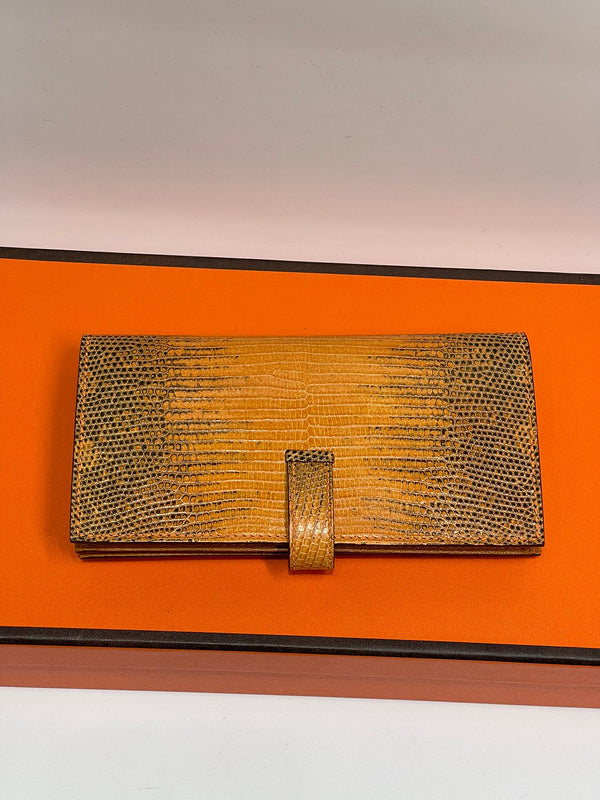 Effortless handbag styled for everyday wear