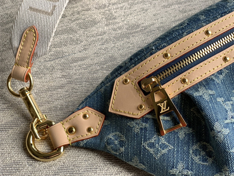  shoulder bag close-up of hardware and finish