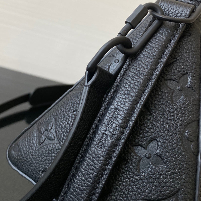 Handle and strap detail of statement everyday-luxe women's handbag – women's premium purse