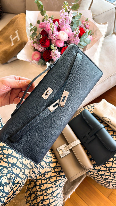  Elegant handbag front view