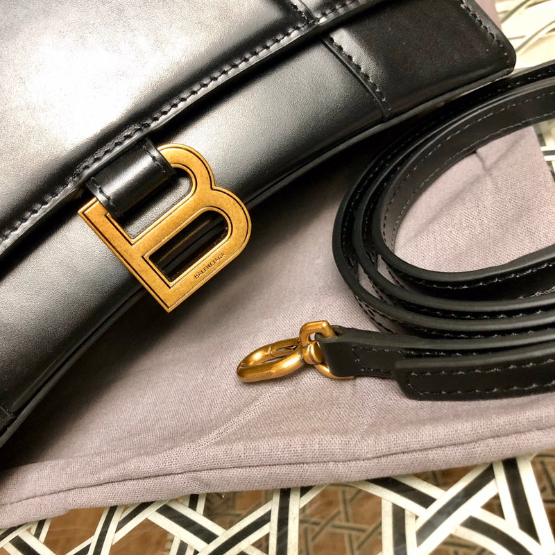 Handle and strap detail of structured classic women's handbag – women's everyday handbag