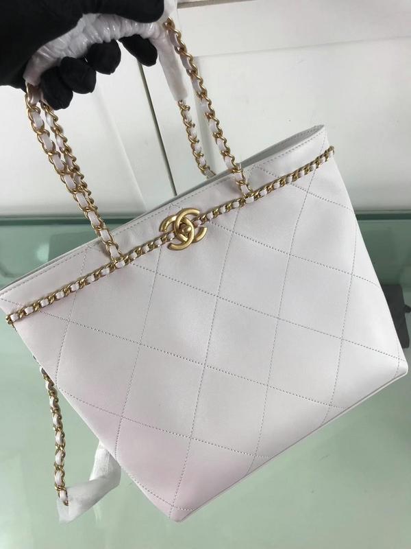 Zivas Charm Refined Structure Fashion Handbag (Elevated Daily Companion) – Close-Up Detail