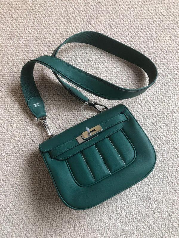  Clean-Lined tote bag carried on shoulder