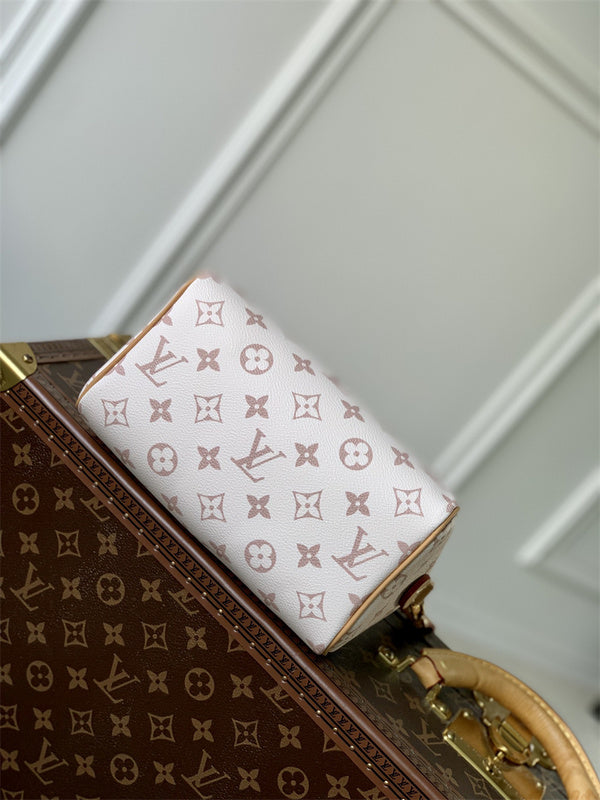  satchel close-up of hardware and finish