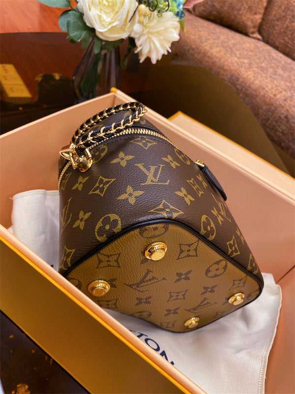  Understated structured bag carried on shoulder 10