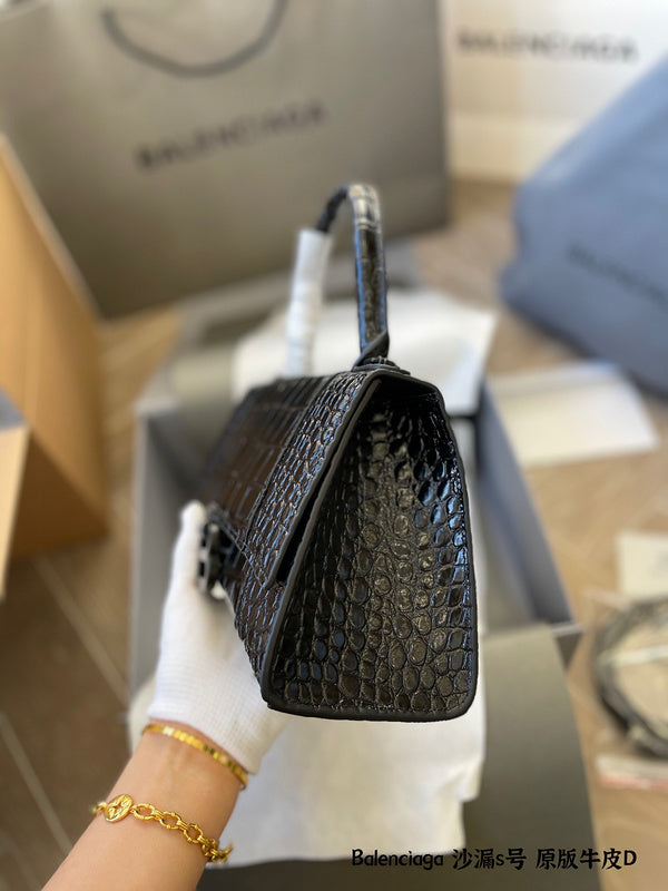 Ziva's Charm handbag – back view (one versatile size)