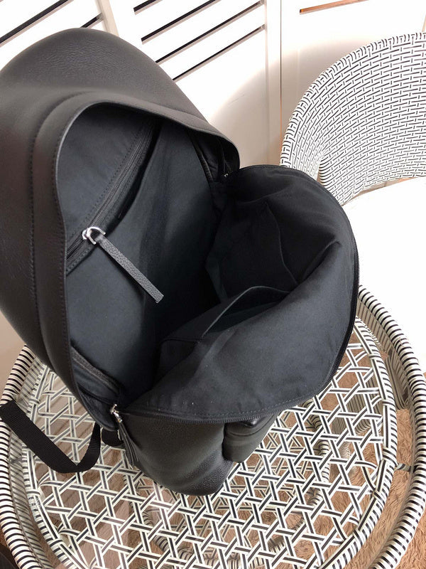 Close-up detail of refined structured women's handbag – women's everyday handbag
