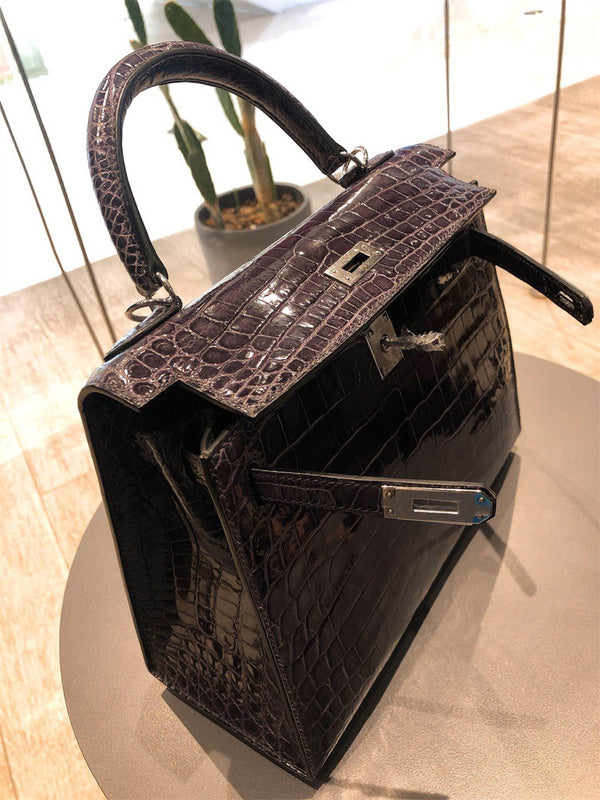 Streamlined handbag styled for everyday wear