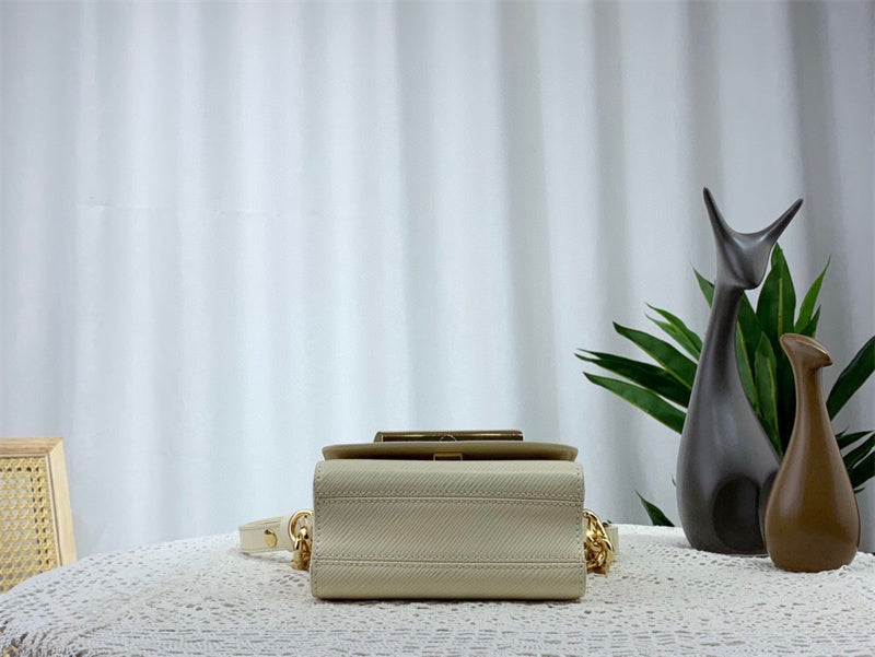  effortless everyday bag detail view showing craftsmanship