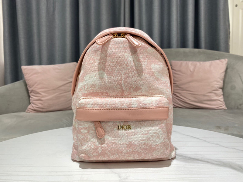 Front view of classic refined women's handbag – women's premium purse