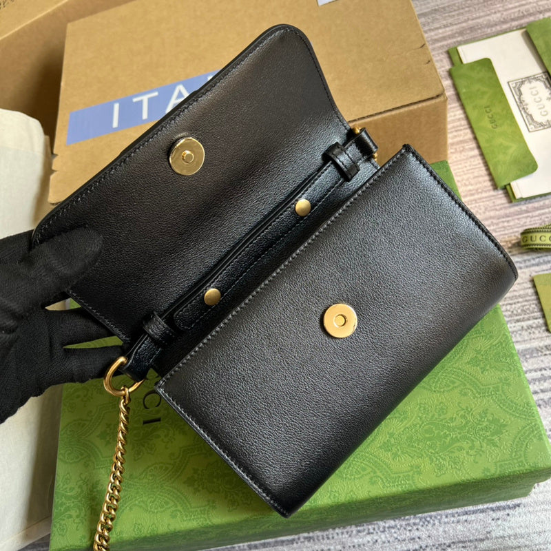 Close-up detail of structured modern women's handbag – women's everyday handbag