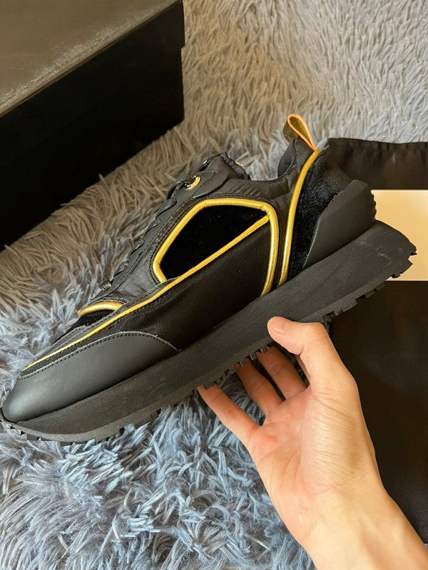 Gucci classic monochrome luxury sneakers view 4 retro runner design