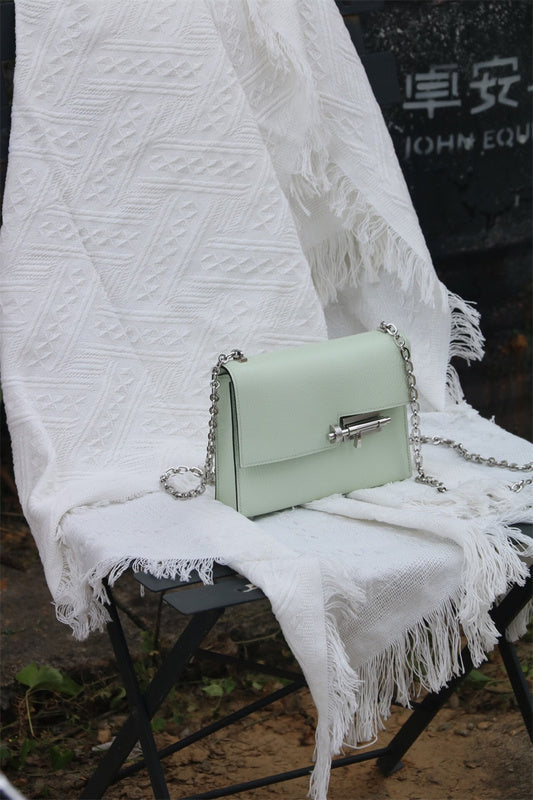  smart everyday bag detail view showing craftsmanship 20