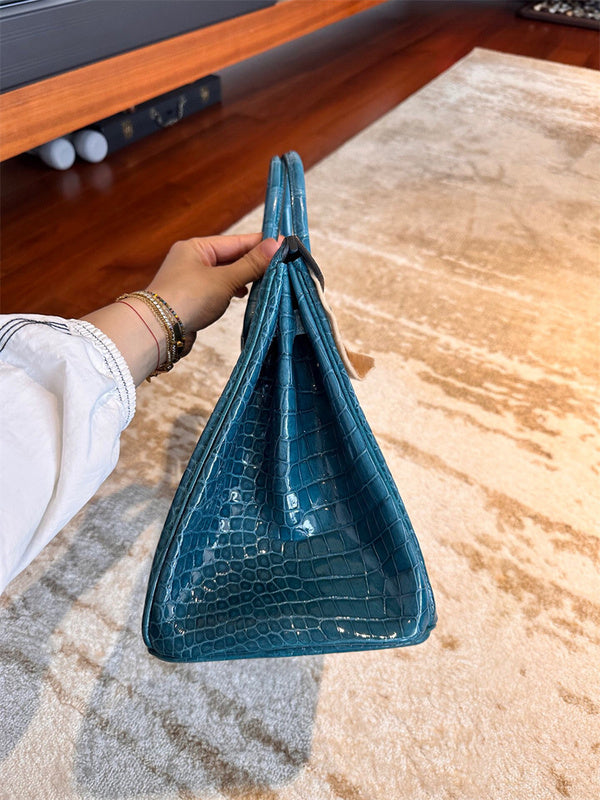  Timeless tote bag carried on shoulder 10