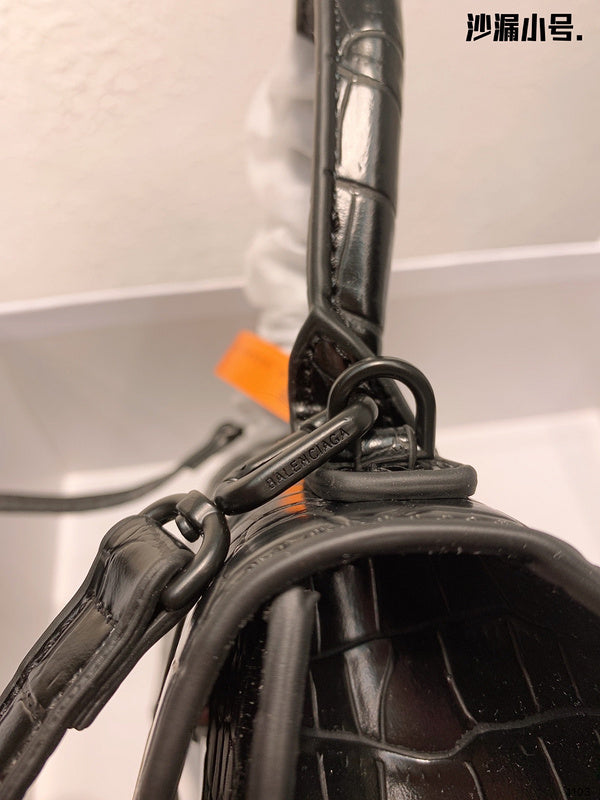Ziva's Charm handbag – product shot (one versatile size)