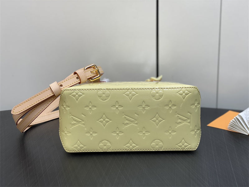  Everyday carryall bag carried on shoulder 40