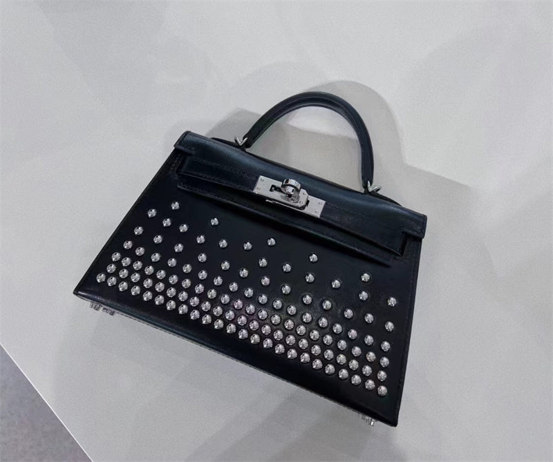  Graceful top-handle bag front view