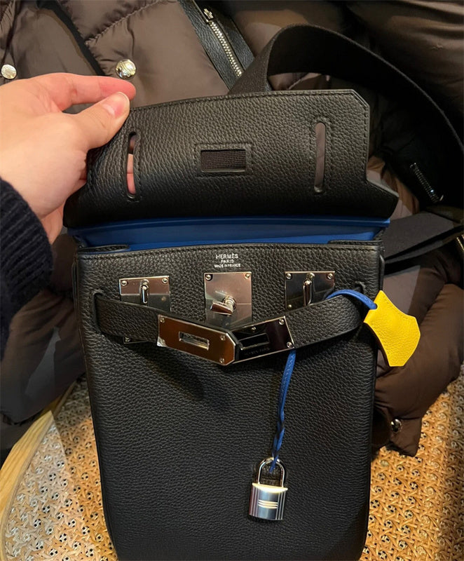  Smart tote bag carried on shoulder