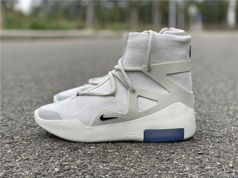 Nike Men's & Women's Premium Low-Top Trainers — Style 097