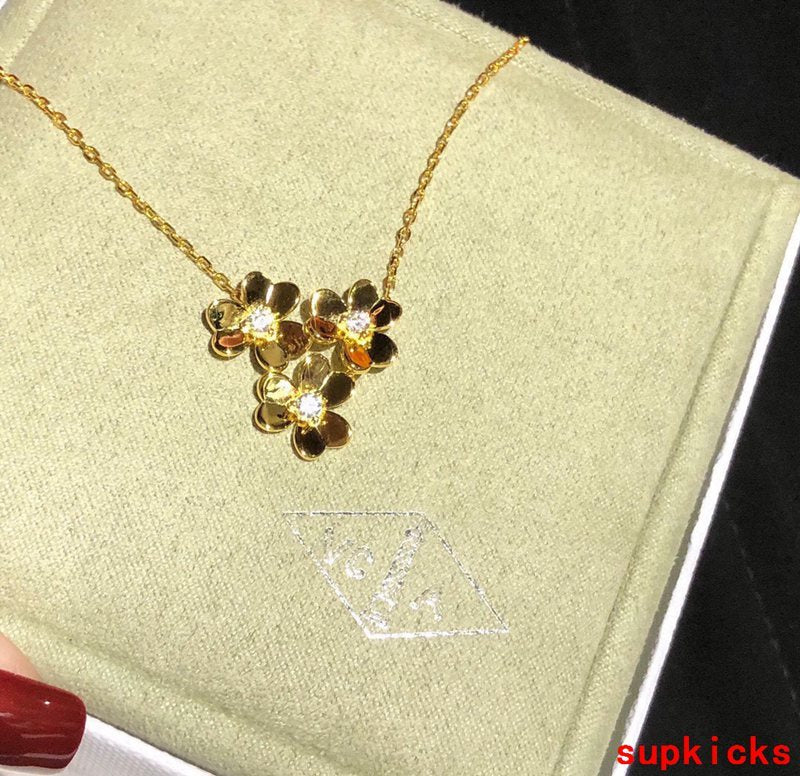 Side view of Van Cleef & Arpels unisex jewelry piece