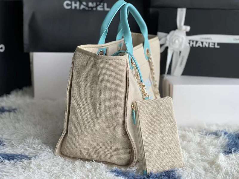 Zivas Charm Sleek Silhouette Everyday Handbag (Considered Detail & Form) – Close-Up Detail
