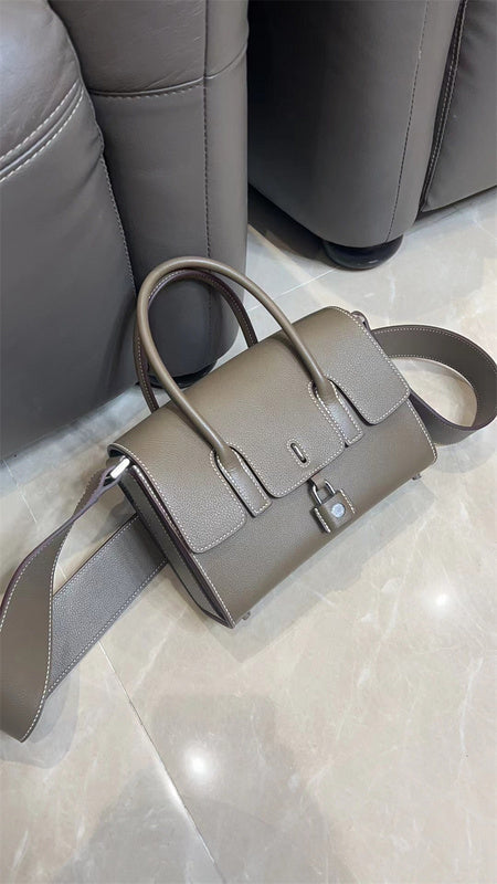  minimalist shopper bag styled with outfit
