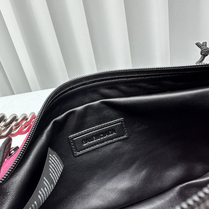 Zivas Charm Versatile Design Statement Handbag (Elevated Daily Companion) – Detail View