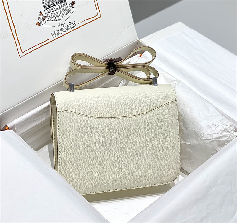 Side view of streamlined structured handbag