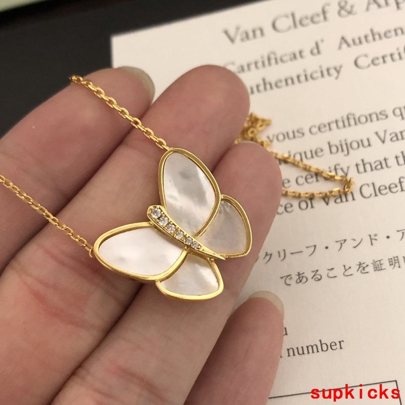 Full view of Van Cleef & Arpels unisex jewelry piece