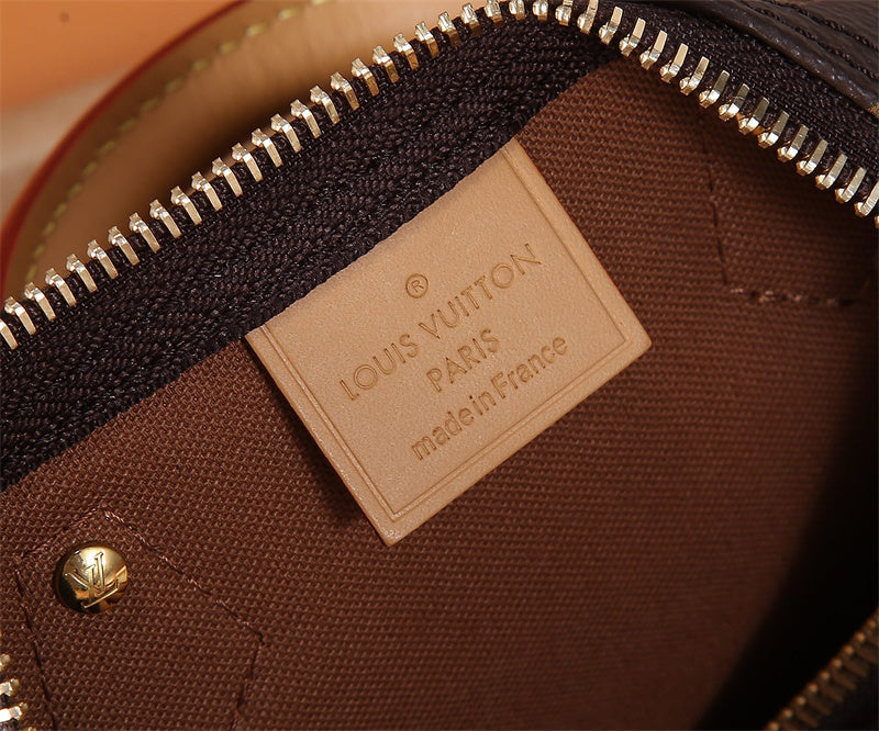  clean-lined tote bag detail view showing craftsmanship 14