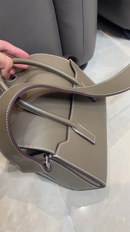  shopper bag close-up of hardware and finish